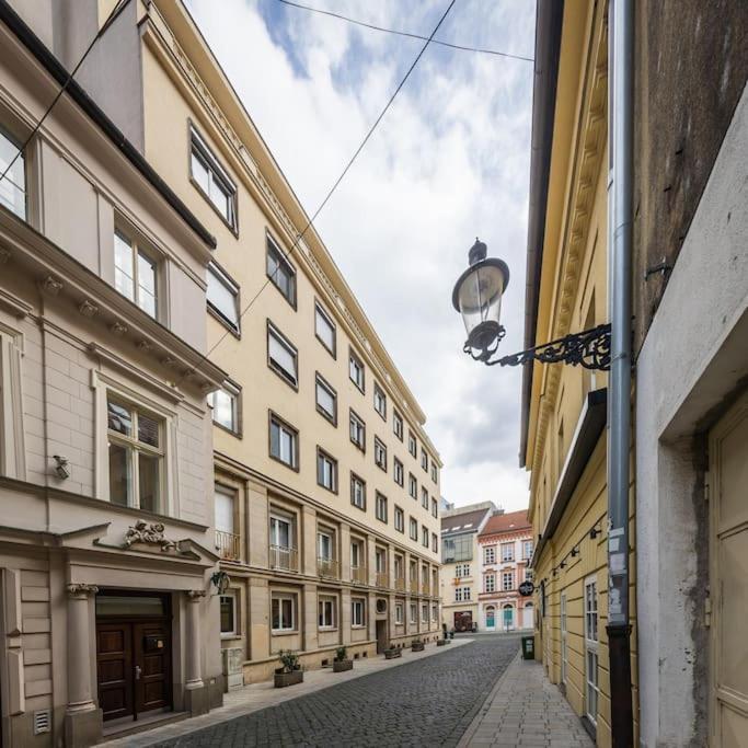 I & I Apart, Garage - Historical Old Town Bratislava Esterno foto